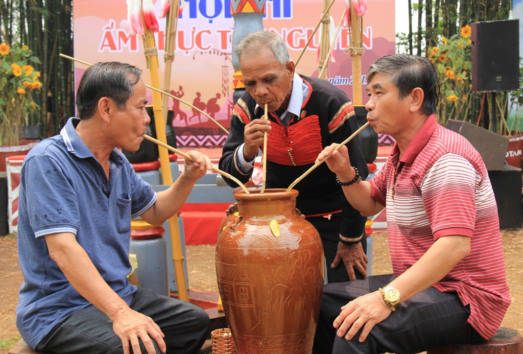 Uống rượu cần Tây Nguyên